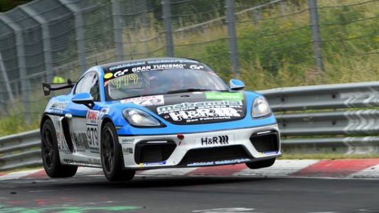 Der Porsche Cayman GT4 des Mühlner Motorsport Teams fährt im ersten Rennen auf den ersten Platz