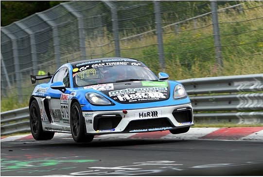 Der Porsche Cayman GT4 des Mühlner Motorsport Teams fährt im ersten Rennen auf den ersten Platz