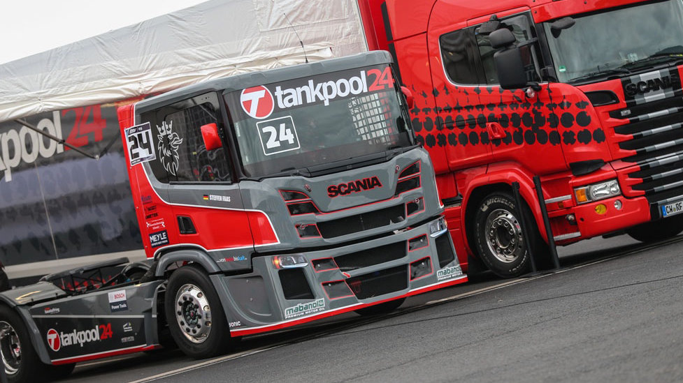 Der Tankppol24-Racing Truck steht bereit um die Rennstrecke in Most zu testen