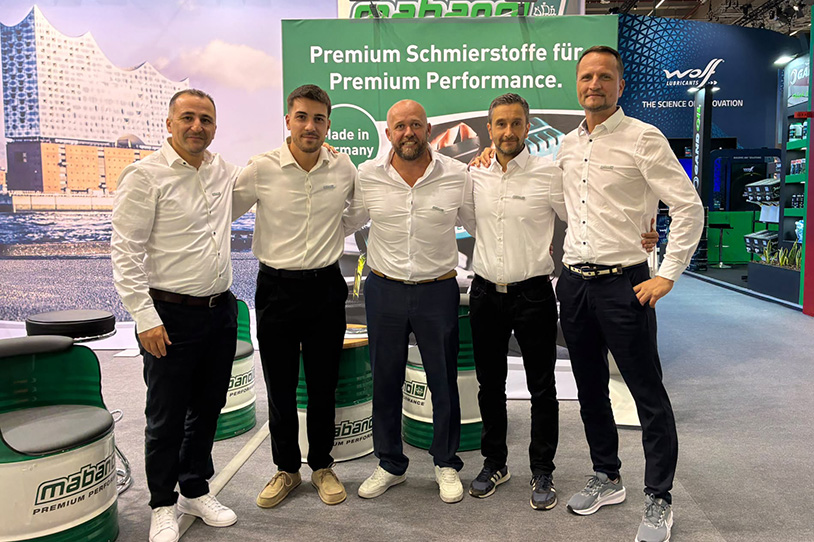 Eine Gruppe von Mabanol-Mitarbeitern am Messestand